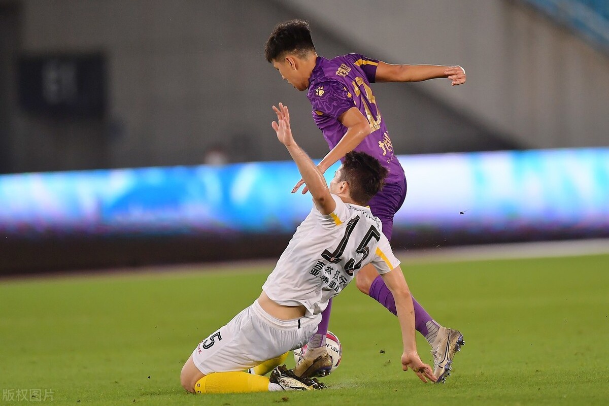 埃因霍温训练开放日,关键时刻外线爆发引欢呼,西甲在即,临场指挥获称赞的简单介绍 埃因霍温训练开放日,关键时刻外线爆发引欢呼,西甲在即,临场指挥获称赞的简单介绍